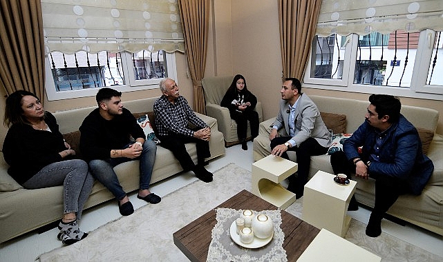 Bornova’da Başkan Eşki’den samimi ev ziyareti “Sadece hizmet değil, gönül bağı kurmak da önemli”