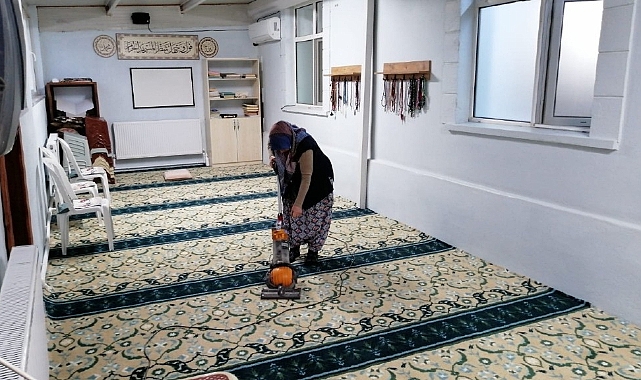 Geyve’de cami temizliği devam ediyor