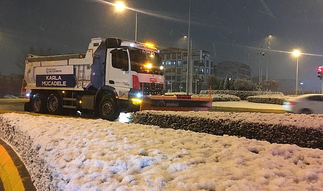 Büyükşehir’in kar mesaisi canla başla sürüyor; Kocaeli’de yollar açık, ulaşımda aksama yok