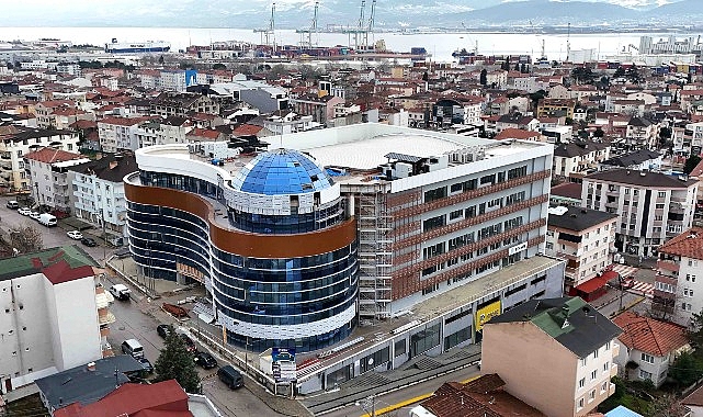 Derince Belediyesi hizmet binasında yoğun tempo