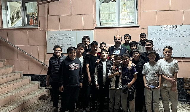 Başkan Altay, Teravih Sonrası Gençlerle Sohbet Etti, Esnafların Çay Davetine Katıldı