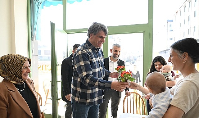 Başkan Kocaman çiçek dağıttı