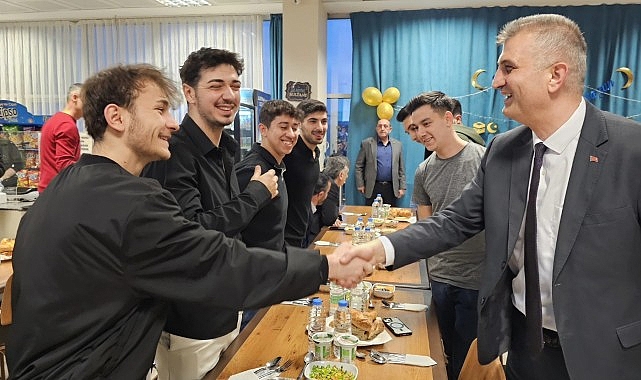 Başkan Sezer Üniversite öğrencileri ile iftarda buluştu