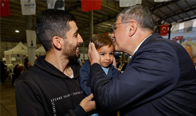 Büyükşehir’in iftar sofrası bu kez Karabağlar’da kuruldu