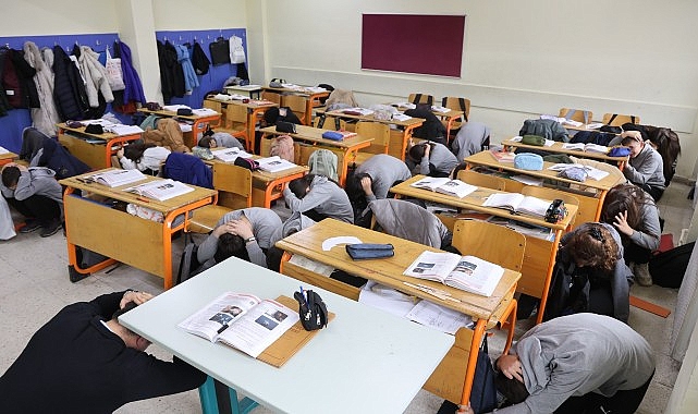 Deprem Haftası’nda öğrenciler olası afetlere karşı deneyim kazandı; Büyükşehir, öğrencilere afet bilinci aşılıyor