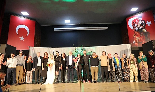 Edremit’te sarıkız efsanesi müzikli tiyatro ile sahnelendi