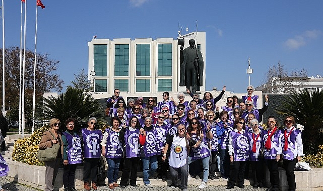 Kadınlar Efes Selçuk sokaklarında zincir oluşturdu
