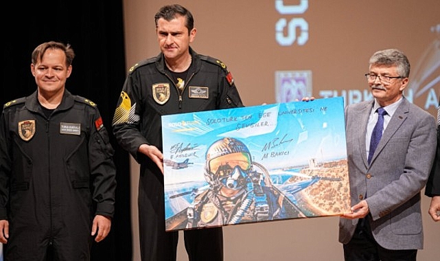 SOLOTÜRK pilotları Ege Üniversitesi öğrencileriyle bir araya geldi