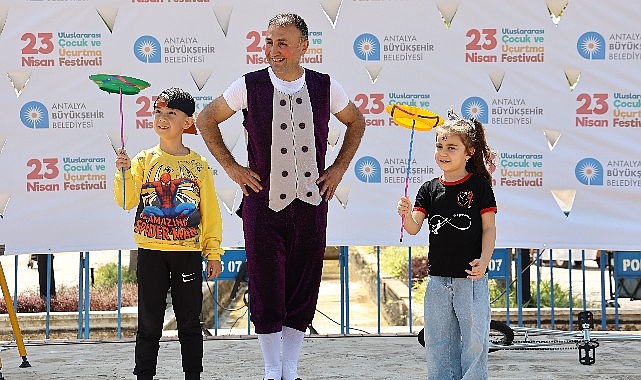 Antalyalı çocuklar 23 Nisan’ı dolu dolu kutluyor