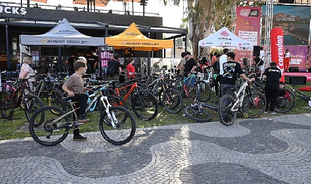 Kemer’de bisiklet turu ardından mini konser