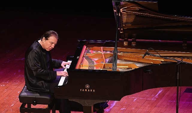 Sabancı Üniversitesi bahara, sakuraların büyüsü ve Fazıl Say’la ‘merhaba’ dedi